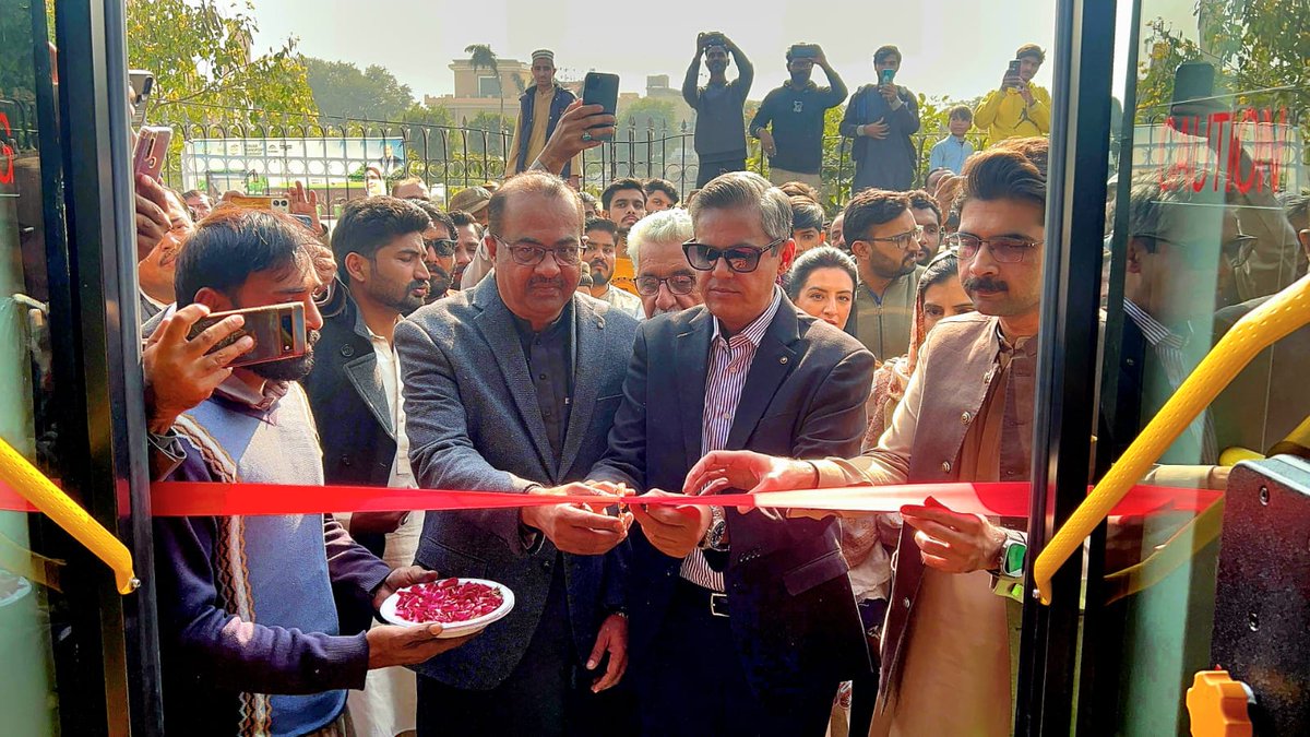 گرین بس سروس غریب شہری کیلئے ایک سہولت ہے اور کرایہ بھی کم ہے آج سے چکوال میں گرین بس کا آغاز ہوا ماشاءاللہ گرین بس سے شہری مطمئن اور خوش ہے اور وزیراعلیٰ پنجاب مریم نواز کا شکریہ ادا کرتے ہیں