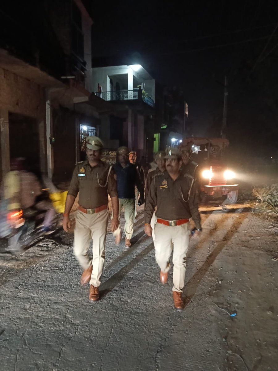 fatehpurpolice's tweet image. #Spfhr के निर्देशन में प्रभारी निरीक्षक/थानाध्यक्ष द्वारा जनपद में शांति एवं कानून व्यवस्था को सुदृढ़ बनाये रखने के दृष्टिगत मय पुलिस बल के अपने- अपने थाना क्षेत्रांतर्गत भीड़-भाड़ वाले स्थानों पर पैदल गस्त कर संदिग्ध वाहन/व्यक्तियों की चेकिंग करते हुए वाहनों में लगी काली फिल्म…
