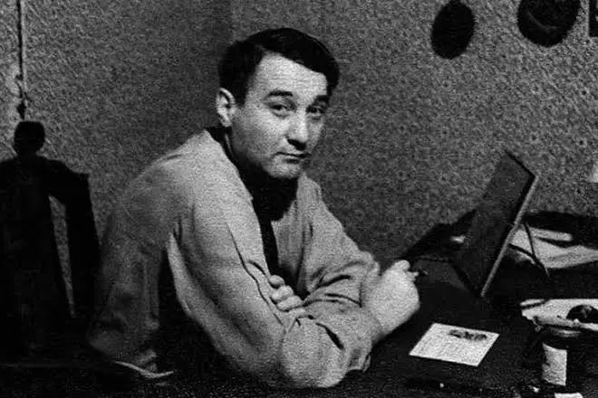 Какую страну потеряли….

13 сентября 1950 года Льву Гумилёву был вынесен приговор «за принадлежность к антисоветской группе, террористические намерения и антисоветскую агитацию». 
В лагере Гумилёв заболел. Врачебная комиссия признала его инвалидом.

Анна Ахматова 
Из письма К.