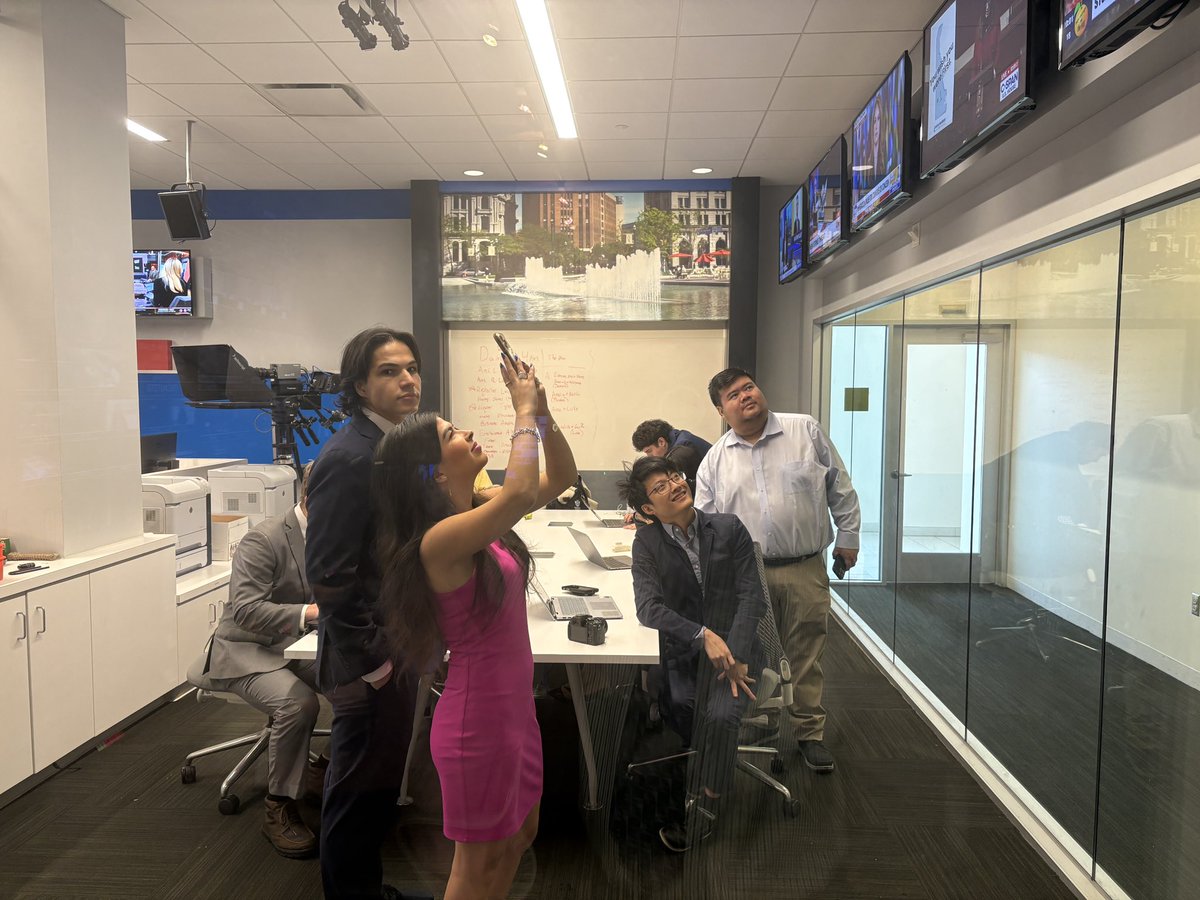 KeithAtSu's tweet image. Final @MorninOnTheHill for fall semester. Will miss this group of great young people who keep me feeling young. @NewhouseSU