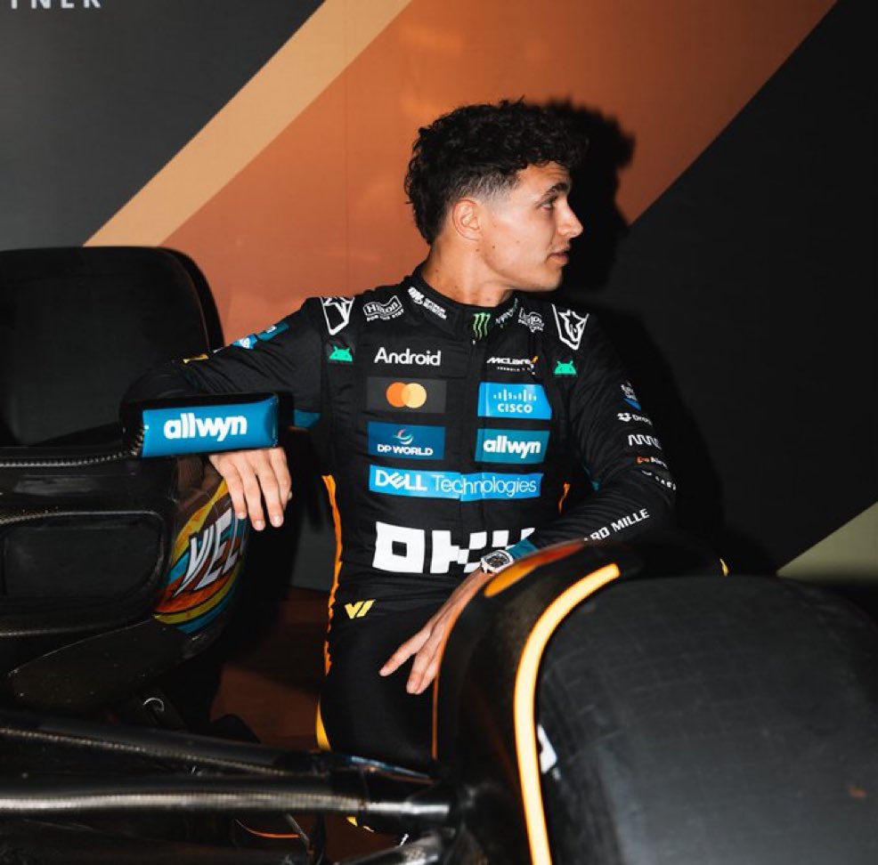 blob4ln's tweet image. he looks so hot in black oh my god