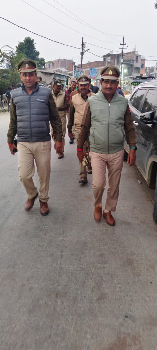 fatehpurpolice's tweet image. #Spfhr के निर्देशन में प्रभारी निरीक्षक/थानाध्यक्ष द्वारा जनपद में शांति एवं कानून व्यवस्था को सुदृढ़ बनाये रखने के दृष्टिगत मय पुलिस बल के अपने- अपने थाना क्षेत्रांतर्गत भीड़-भाड़ वाले स्थानों पर पैदल गस्त कर संदिग्ध वाहन/व्यक्तियों की चेकिंग करते हुए वाहनों में लगी काली फिल्म…