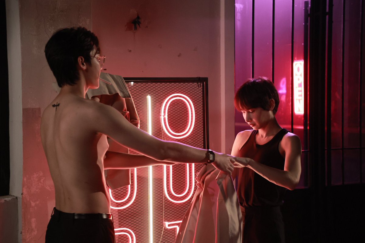 teevithe's tweet image. ⚠️ SPOILER BURNOUT SYNDROME EPS 2 ⚠️
PHEEM N-NGEROKOK???!!!!!!
PHEEM TIBA TIBA BUKA BAJU DAN TATTONYA??!!!!
PHEEM NYIUM JIRA… ANJIR BARU EPS 2… 

INI NGEGAS BANGET HALOOOO GA KUATTT😭

#BurnoutSyndromeSeriesEP2
#dew_jsu