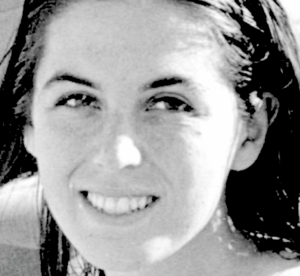 Ella es Diana, 24 años, 7 meses de embarazo. Krassnoff la torturó y pateó su vientre una y otra vez, hasta que el corazoncito de la criatura dejó de latir. También la mató a ella. Kast pretende liberar a esa bestia asesina. Votar por la extrema derecha es votar por el mal.