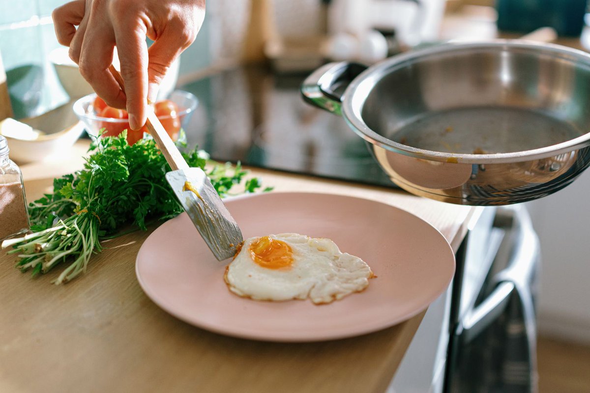 To protect bone and muscle mass and to increase the changes of #healthy #aging, it is crucial that people in their 50s to hit their daily protein goals. Guidelines suggest that 10-35% of the calories adults consume in a day should come from protein. buff.ly/lPwgNUW