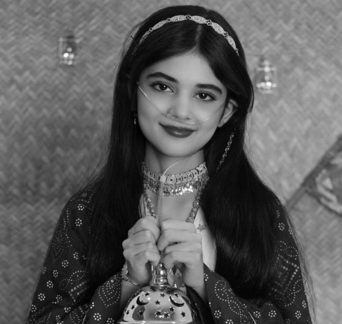 #ميرال_البلوشي الأميرة الجميلة التي طرقت باب قلوبنا لتروي لنا حكاية للصَّبر،انتهت الحكاية و رحلت الأميرة ولا طارق سوى الحُزن وحده يخيم في القلوب💔