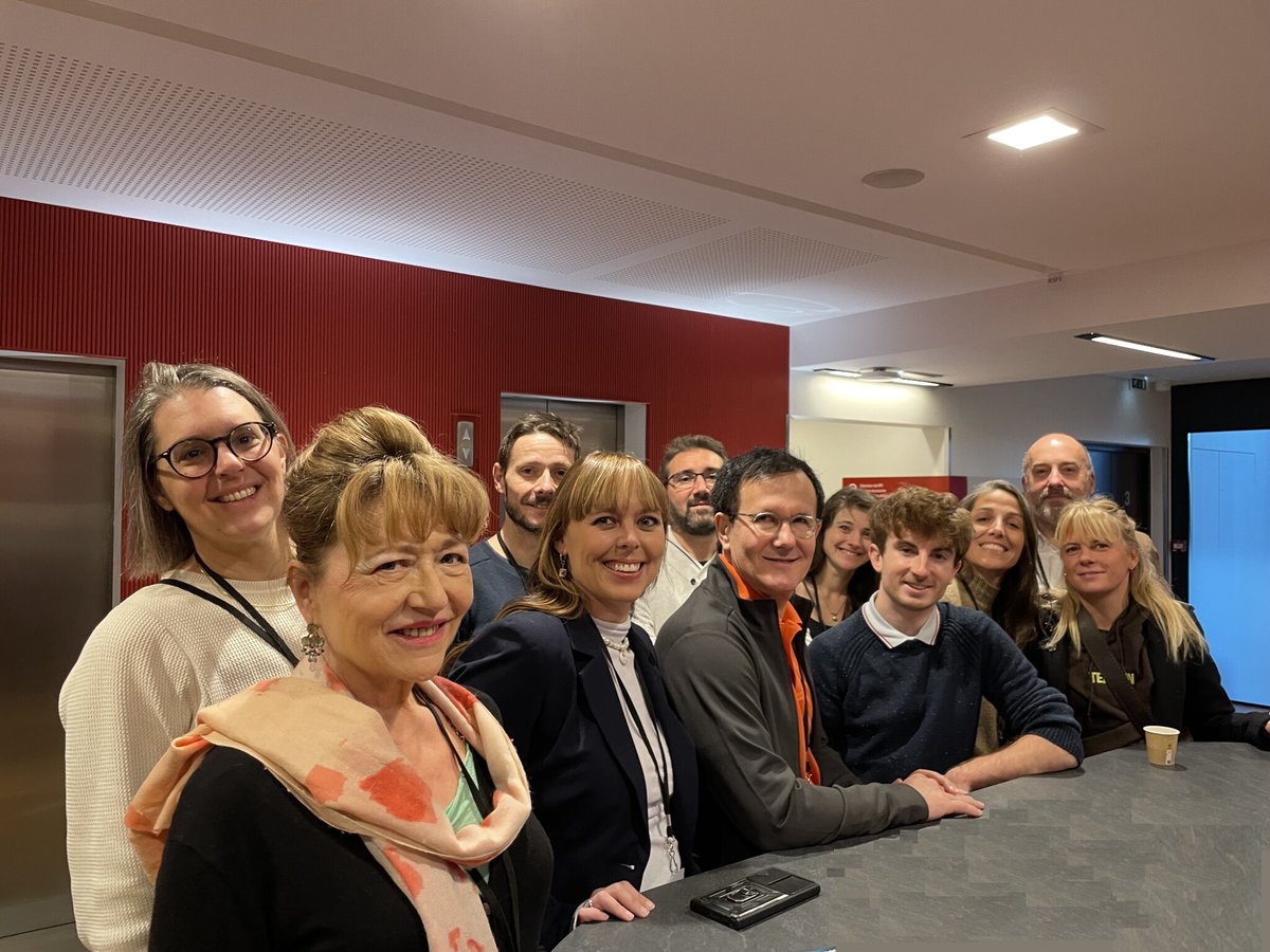 Clic Clac ! Les correspondants 🇪🇺 de RFI <a href="/PierreBenazet/">Pierre Benazet</a> 🇧🇪, <a href="/JoelBronner/">Joël Bronner</a> 🇬🇷, <a href="/EmmanuelleChaze/">Emmanuelle Chaze</a> 🇺🇦, <a href="/EliseGaz/">Elise Gazengel</a> 🇪🇸, <a href="/JeremieLanche/">JérémieLanche</a> 🇨🇭, <a href="/annelenir/">Anne Le Nir</a> 🇮🇹, <a href="/ClemencePenard/">Pénard Clémence</a> 🇮🇪, <a href="/pthibaut/">Pascal Thibaut</a> 🇩🇪, <a href="/Adriensrlt/">Adrien Sarlat</a> 🇵🇱, <a href="/EmelineVin/">Emeline Vin</a> 🇬🇧, <a href="/MVitureau/">Marielle Vitureau</a> 🇱🇹, réunis en séminaire à Paris jusqu'à vendredi.