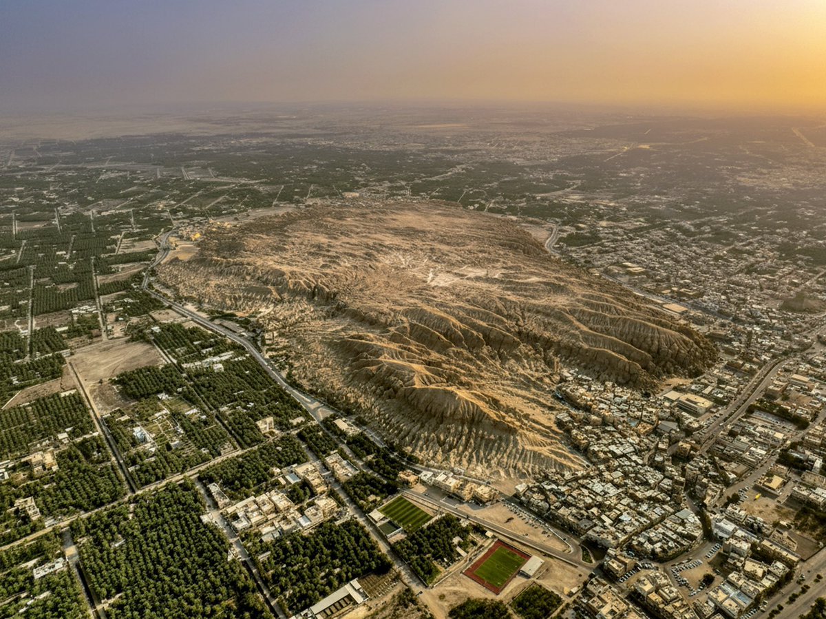 TSP_Geographic's tweet image. جبل القارة بمحافظة الأحساء، شرق المملكة العربية السعودية 
🇸🇦
Al-Qarah Mountain in Al-Ahsa, eastern Saudi Arabia.