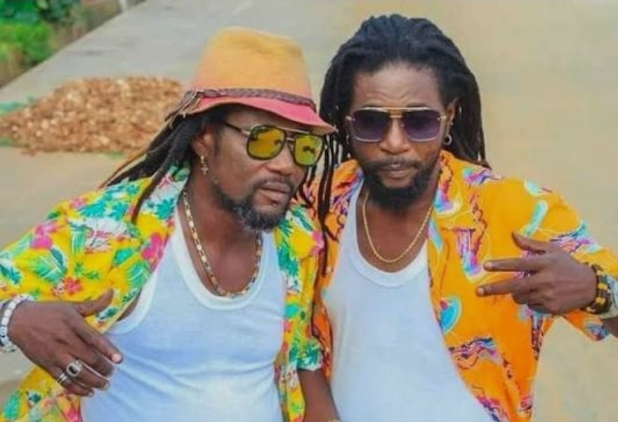 C'était en 2001, où inspiré par la beauté du Youssoumba d’ABOUTOU ROOTS, je décidai de m'en inspirer pour le tube "Miss lolo". Belle collaboration avec ce groupe mythique de la côtière Ivoirienne dont le leader ANGELO PAPA (à droite sur la photo) nous a quitté ce 03-12-2025😞 RIP