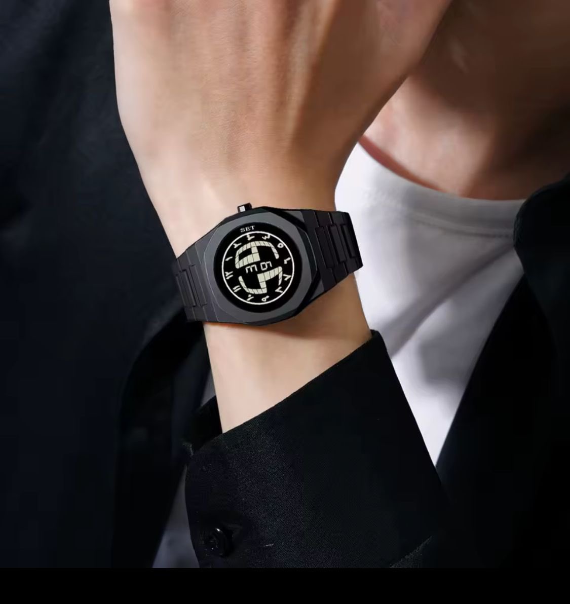 AbdullahOl84554's tweet image. Black on black. Rotating discs, glowing secrets. Who's setting the pace? 

#WatchGameStrong #ModernLuxury