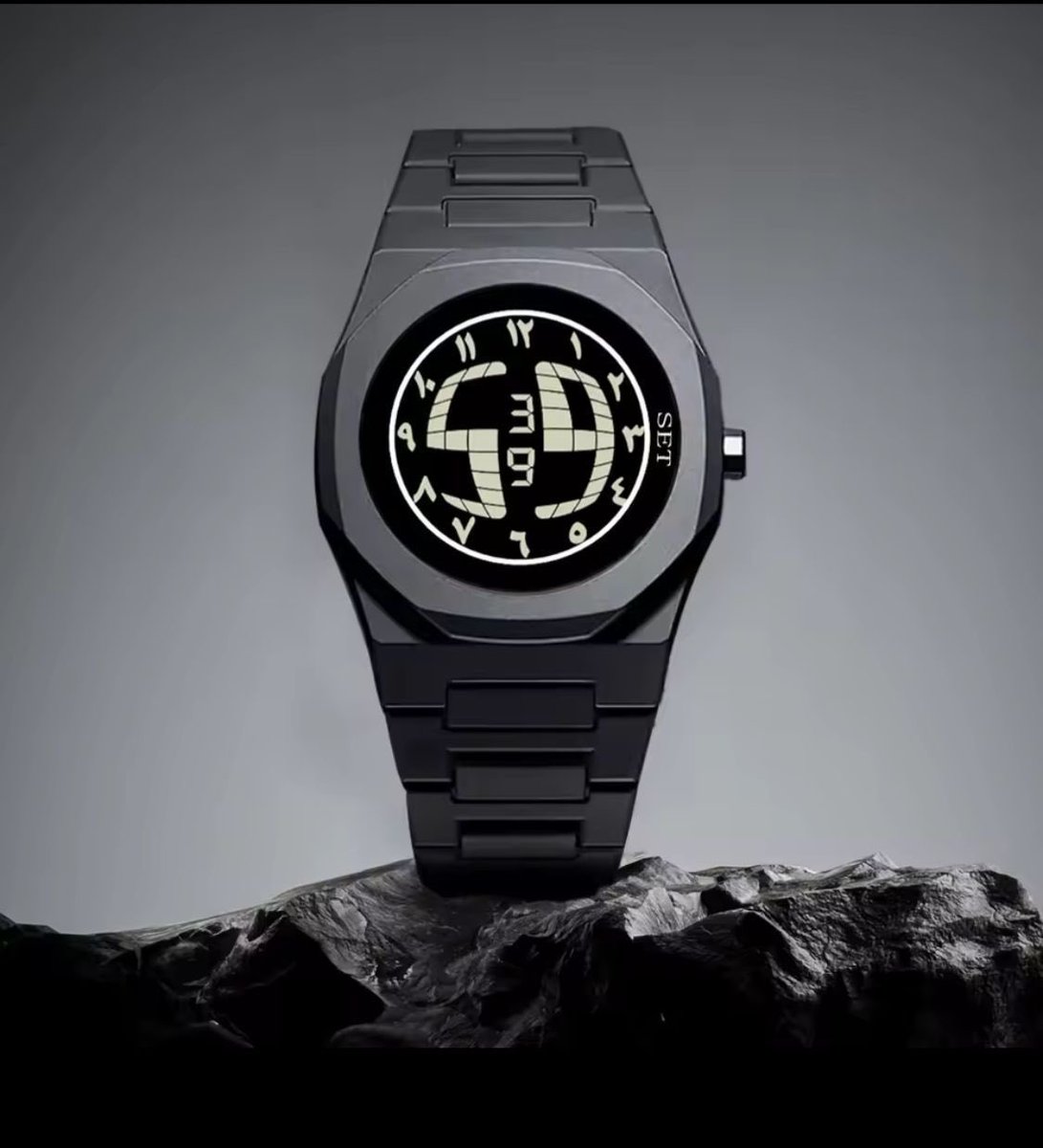 AbdullahOl84554's tweet image. Black on black. Rotating discs, glowing secrets. Who's setting the pace? 

#WatchGameStrong #ModernLuxury