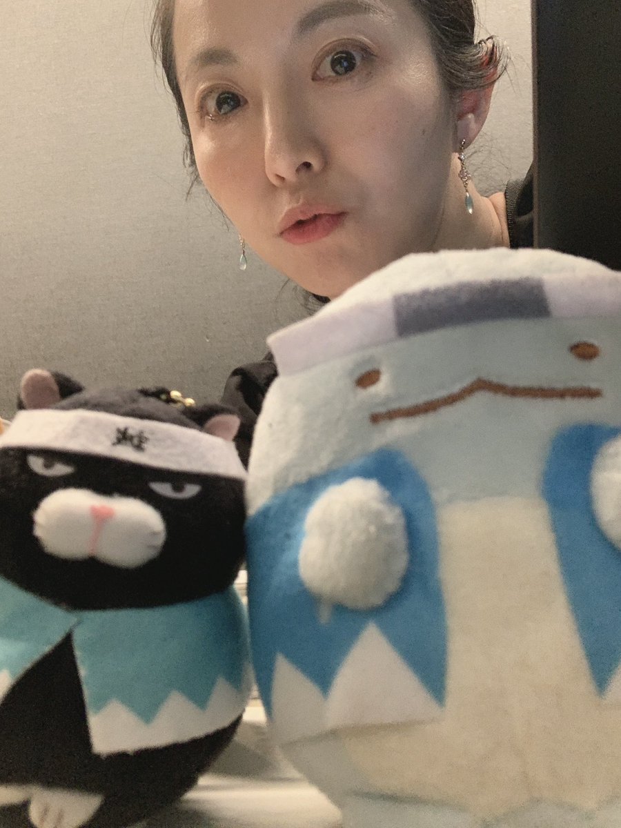 takamu3's tweet image. わー！何だろう☺️
受付には新選組ショップ池田屋さんでゲットしたアイテムが散見されます(受付の趣味😂)
#あさぎもん2025 観劇のお客様がご自身の土方ぬいと新選組ショーンと一緒に撮影してくださったり🫶さりげなくお迎えさせて頂いてます✨黒豆(猫のぬい)は池田屋さんで大きいサイズも販売してますよ