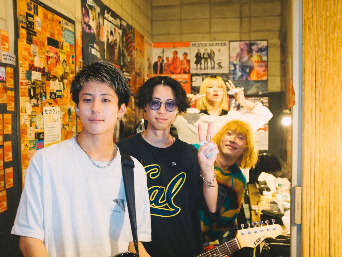 電波無限大ツアー大阪編ありがとう！
なんというか、友達に褒められるのが、1番嬉しいな、と思った日だった〜

なんだか今日、良い写真がいっぱいあるけど、これで！好きな友達たち！
来週は東京です、よろしくお願いします！

photo by <a href="/ogataku_/">オガワタクヤ</a>