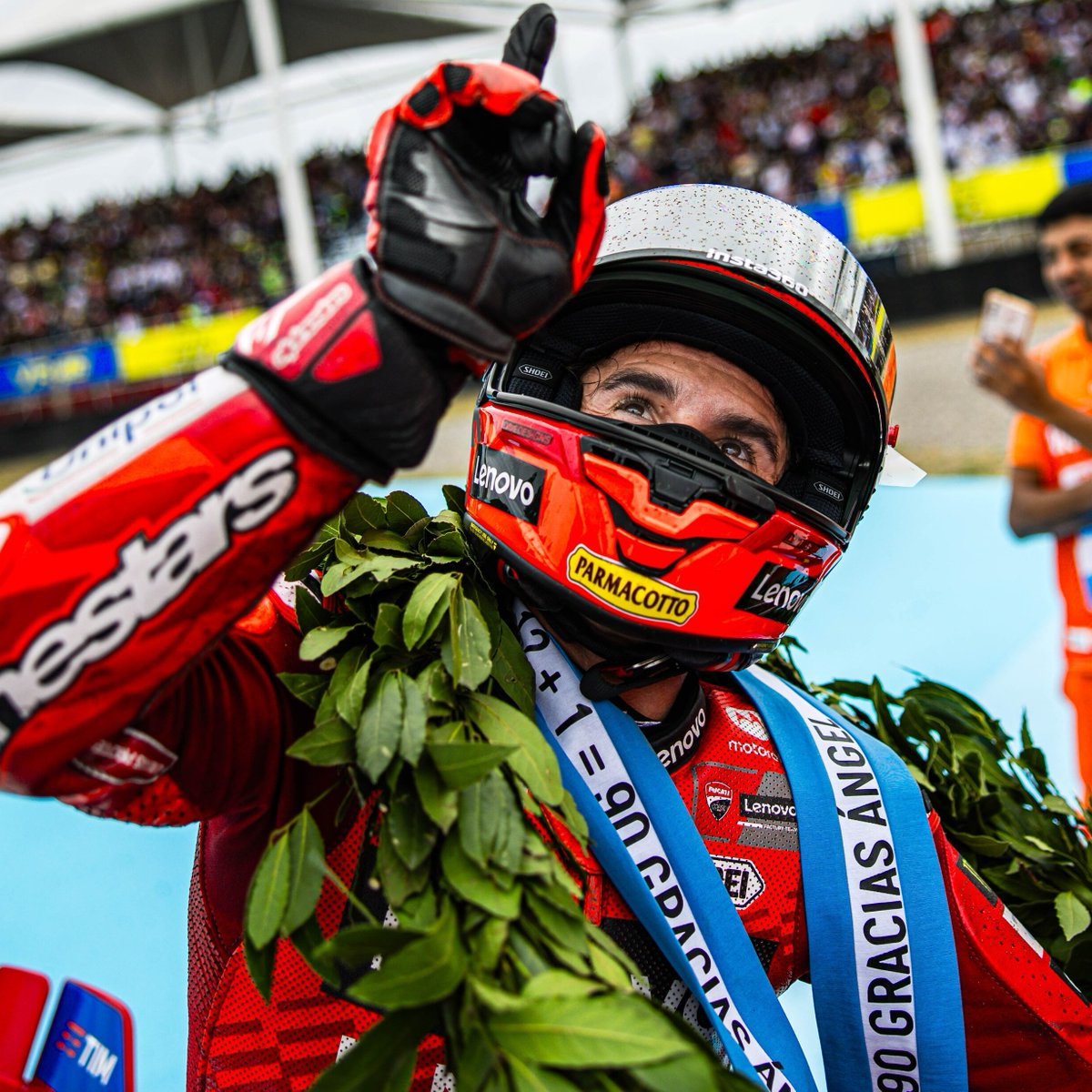 Marc Márquez supera a Valentino Rossi y ya solo tiene por delante a Ángel Nieto

motociclismo.es/mundial-motogp…