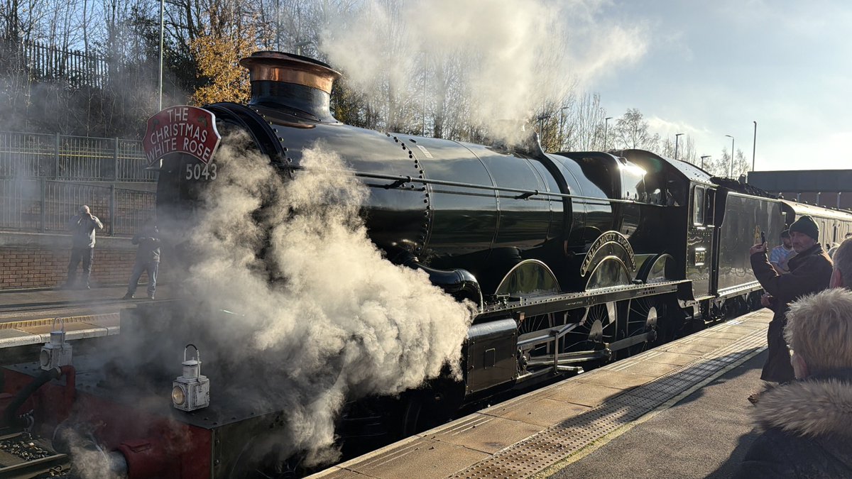 5043 stood waiting a green @ moorthorpe on this morning’s 1Z31 0856 Birmingham New Street to York #christmaswhiterose #vintagetrains #steamtrain