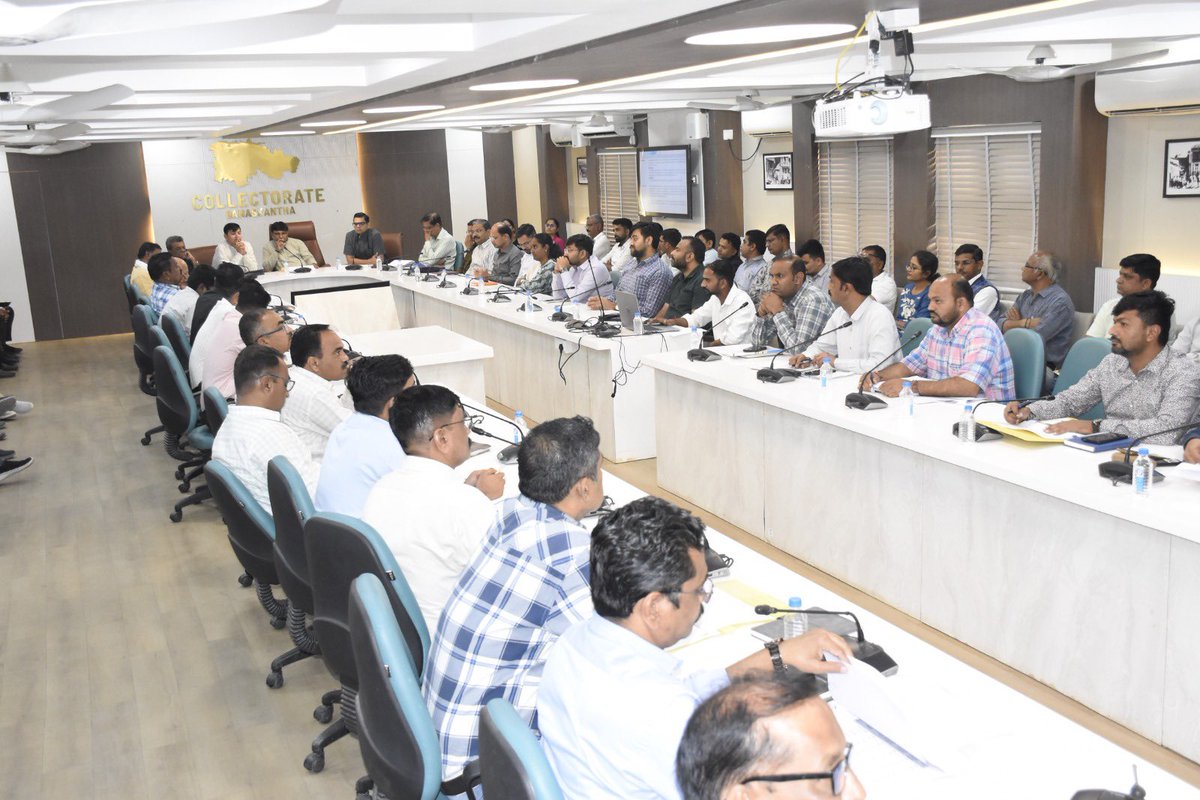 માન. પ્રભારી મંત્રીશ્રી કમલેશ પટેલના અધ્યક્ષસ્થાને પાલનપુર ખાતે જિલ્લાના  તમામ વિભાગના અધિકારીઓ સાથે સમીક્ષા બેઠક યોજાઈ. જેમાં જન સુખાકારી હેતુ આગામી ૧૦૦ દિવસમાં વિવિધ વિકાસ કાર્યો સત્વરે પૂર્ણ કરવા અધિકારીશ્રીઓને માર્ગદર્શન આપવામાં આવ્યું. <a href="/CMOGuj/">CMO Gujarat</a>