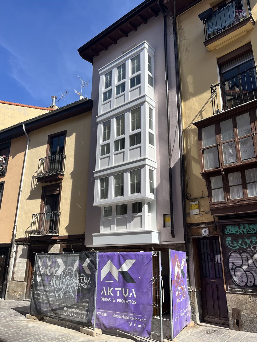 Recta final de la rehabilitación integral de un edificio en el Casco Medieval de Vitoria-Gasteiz: fachadas, estructura, aislamiento, aerotermia, ascensor y renovación interior completa. En Aktua gestionamos proyecto, ayudas y obra.
ℹ️ aktuarehabilitacion.com.