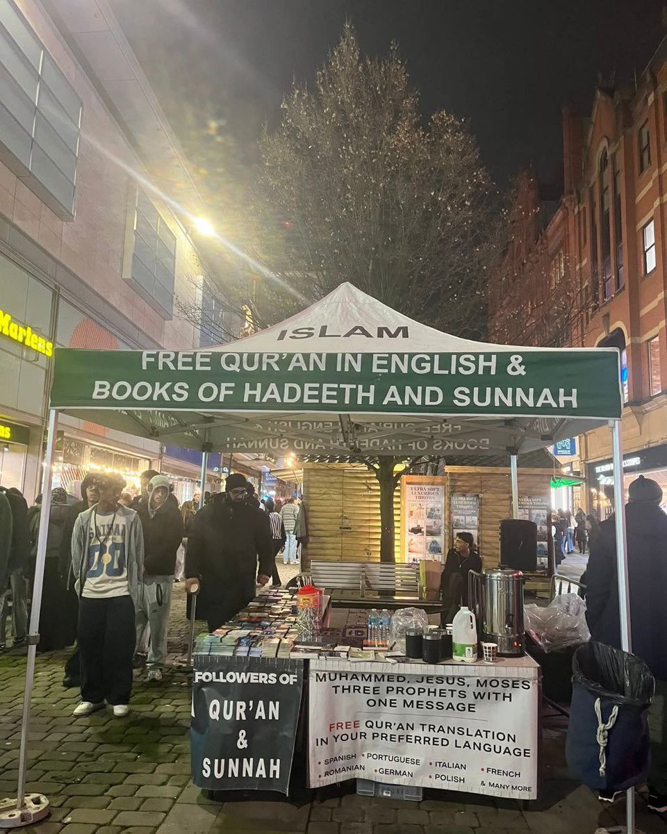 TheNorfolkLion's tweet image. There’s a stall at the Manchester Christmas Markets handing out free Quran’s and books on Hadith and Sunnah right in the middle of a CHRISTMAS market! 

You know, CHRISTMAS the seasons Christian’s celebrate the birth of Jesus Christ?

Imagine the roles reversed for a second.…