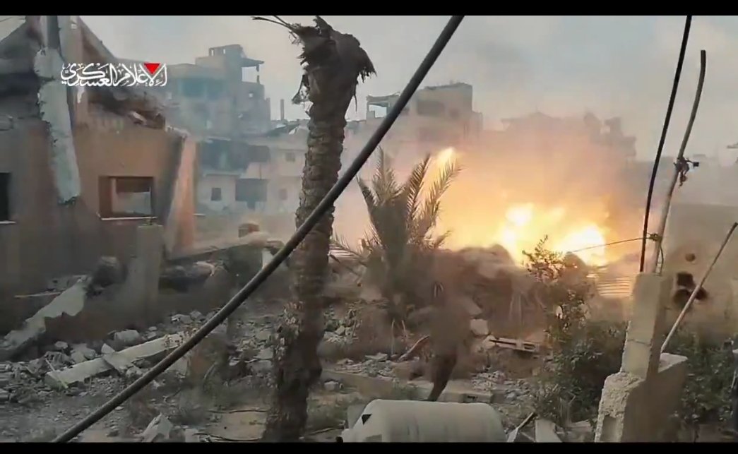 Hanzpal2's tweet image. اعلام العدو 

احد المقاومين وضع عبوة على دبابة النمر في رفح قبل قليل قبل ان ينسحب للنفق مرة أخرى.

3 جنود مصابين بجروح حرجة