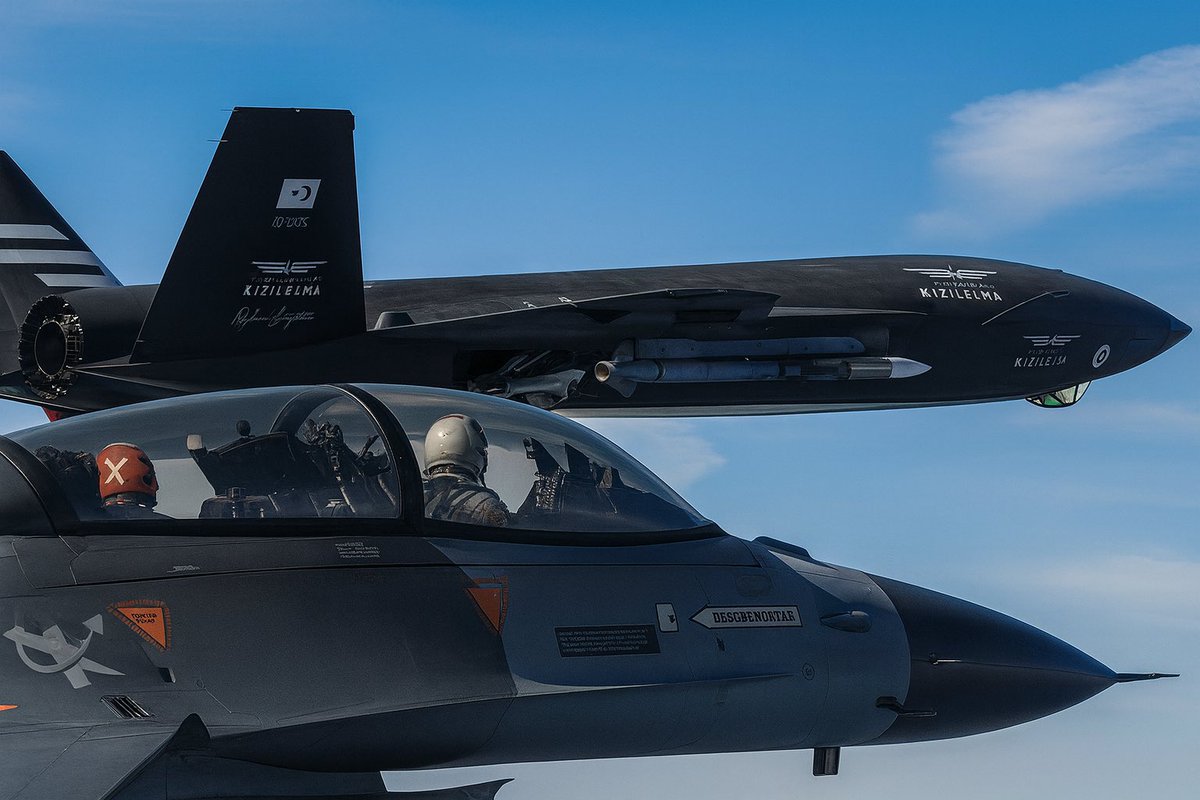 ogzhn_uyg's tweet photo. KIZILELMA'nın F-16'lara yönelik saldırıyı başarıyla simüle edebilmesi, bu uçağa gelişmiş yeni nesil radar teknolojisi kazandıran MURAD AESA sayesindedir

300 kilometre tespit menziline sahip bu radar, KIZILELMA'nın AWACS uçaklarının yardımına ihtiyaç duymaksızın uzun menzilli muharebe operasyonları yapmasına olanak sağlıyor.

GÖKDOĞAN füzesi ise AMRAAM'ın yerini alacak ve Türk hava platformlarına gerçek muharebe gücü kazandıracak şekilde tasarlandı.

65+ km menzile sahip olan bu füzenin 180 km'ye kadar menzili olan varyantları bulunuyor.

Türkler MURAD radarı ve GÖKDOĞAN füzelerinin bir araya gelmesiyle, herhangi bir dış teknolojik bağımlılığa gerek kalmadan tespit aşamasından saldırı aşamasına kadar tam bir yerli imha zinciri oluşturdu.

Böylesine bir öldürme ağı, Türkiye'ye Doğu Akdeniz, Karadeniz ve Ortadoğu gibi çalkantılı bölgelerde büyük bir taktiksel üstünlük sağlıyor.
-Defense Security Asia