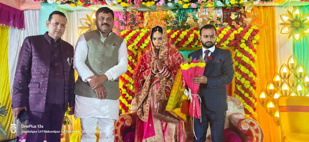 JDUUmeshSingh's tweet image. महनार विधानसभा क्षेत्र के जंदाहा प्रखंड अंतर्गत जगदीशपुर में श्री रंजीत साव जी के यहाँ आयोजित वर–वधु स्वागत समारोह में सम्मिलित होकर नवदम्पत्ति को हार्दिक बधाई एवं शुभकामनाएँ प्रेषित कीं। ईश्वर से उनके सुखमय, मंगलमय एवं समृद्ध दांपत्य जीवन की कामना करता हूँ।