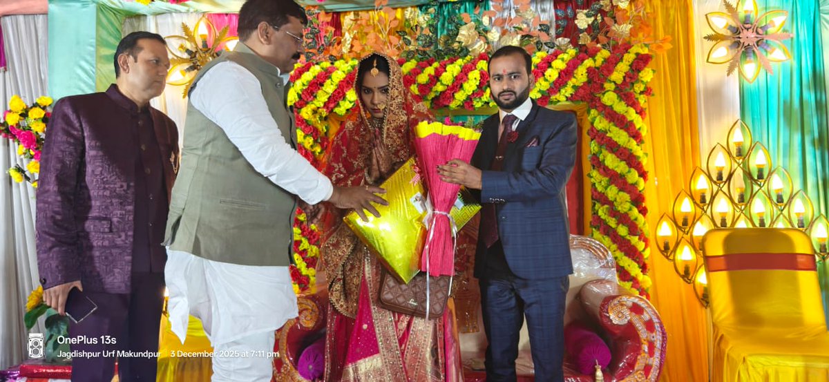 JDUUmeshSingh's tweet image. महनार विधानसभा क्षेत्र के जंदाहा प्रखंड अंतर्गत जगदीशपुर में श्री रंजीत साव जी के यहाँ आयोजित वर–वधु स्वागत समारोह में सम्मिलित होकर नवदम्पत्ति को हार्दिक बधाई एवं शुभकामनाएँ प्रेषित कीं। ईश्वर से उनके सुखमय, मंगलमय एवं समृद्ध दांपत्य जीवन की कामना करता हूँ।