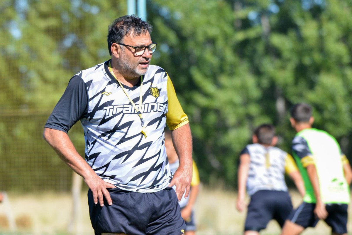 Mírame bien, dijo al partir
No te sorprenda volverme a ver
Mírame bien, puedo morir
Y una y mil veces renacer