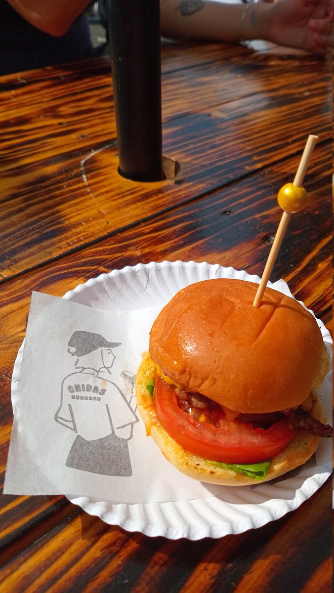 Guietika's tweet photo. Buenos dias @ruleiro
@marcellolara no he podido ir al turiburguer, pero fui al #BurguerFest el mejor evento gastronómico y ya con ansías esperando la 4ta edición, gracias por hacer esta joya.
Foto con Marcelo y con mi hamburguesa favorita Las Chidas.
#PoderosoDeLaBurger https://t.co/TSwfZOWOu8