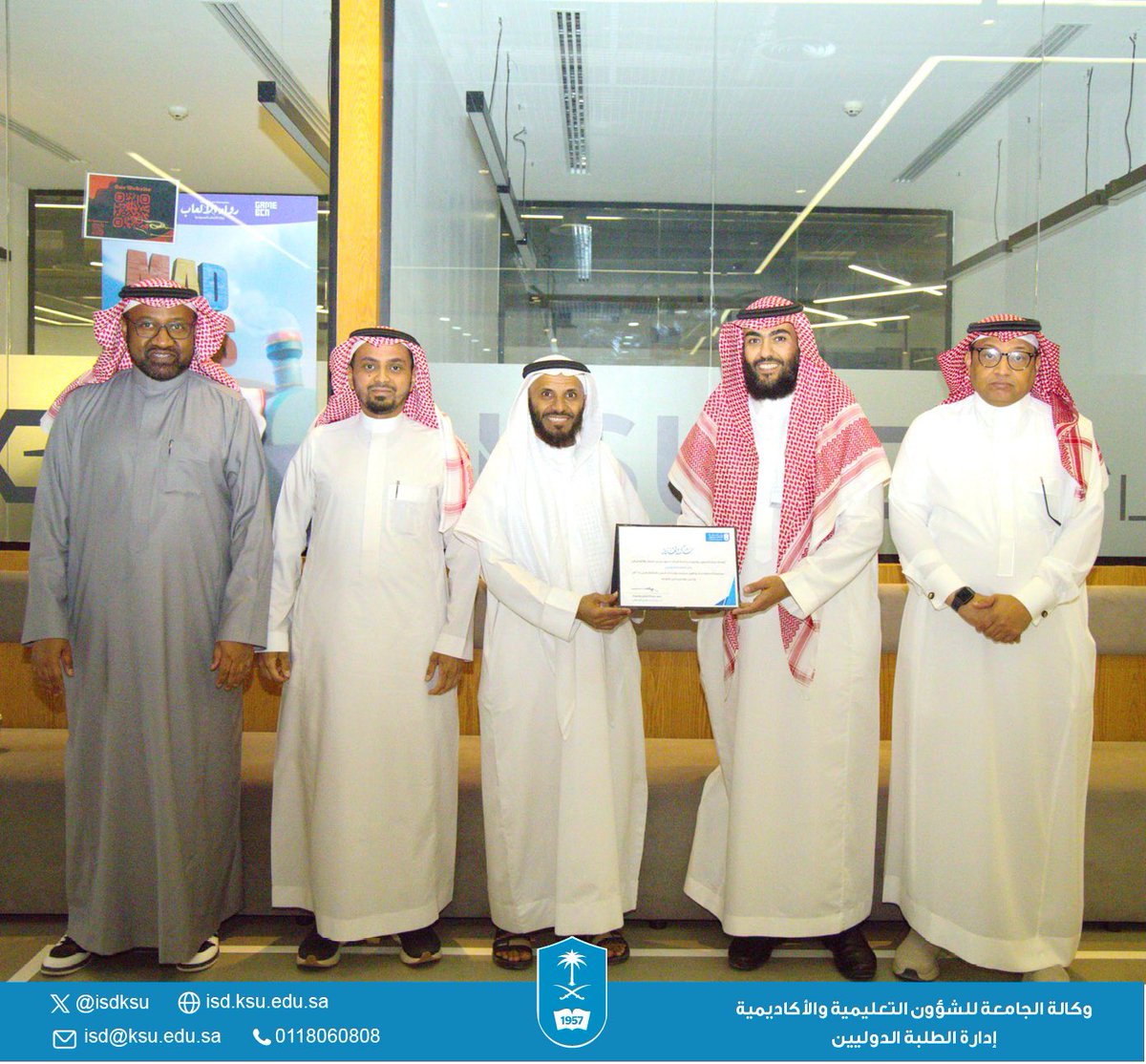 كرّمت عمادة التطوير والجودة #إدارة_الطلبة_الدوليين تقديرًا لإنجازها واعتمادها السياسات والإجراءات المؤسسية الخاصة بالإدارة، حيث استلم التكريم سعادة مستشار نائب رئيس الجامعة للشؤون التعليمية والأكاديمية لشؤون الطلبة الدوليين د. صالح بن عبدالله الشمراني.
وعبرت الإدارة عن فخرها بهذا