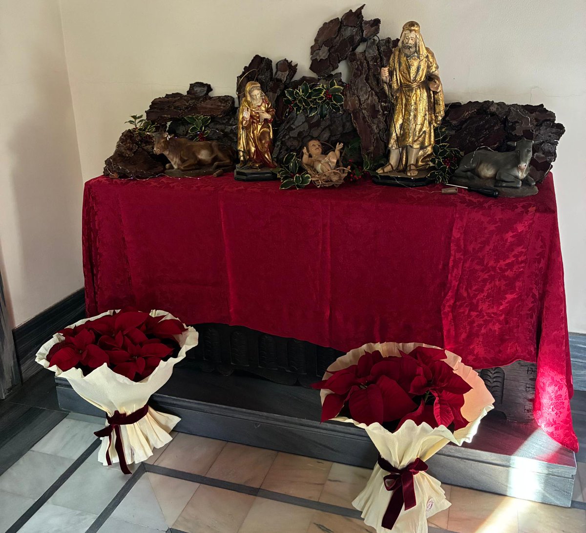 Poco a poco vamos cambiando nuestro entorno a la época más bonita del año LA NAVIDAD. En el <a href="/RCU_MC/">Real Centro Universitario Escorial María Cristina</a>  - <a href="/OSA_Agustinos/">Agustinos</a>, y año tras año, y desde ya hace muchos años, el personal de la casa se encarga de decorar nuestra entrada de una forma sobria, sencilla y muy elegante.