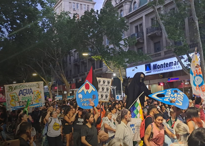 biencuyano's tweet image. #Mendozazo Tembló Mendoza! Calles colmadas al grito "El agua de Mendoza no se negocia" Miles de familias marcharon en contra de la megaminería y la entrega de Cornejo de los 4 mil glaciares mendocinos al #DestinoFinal de la voracidad de multinacionales! biencuyano.com.ar/?p=86704