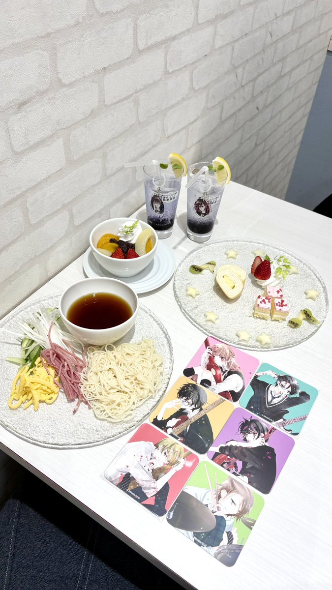 junkuro1209's tweet photo. 覆面系アニカフェで仲良くなったお友達と🫶当時はアニカフェでも大盛り上がりだったのに、こうして原作カフェで楽しめる嬉しさたるや🥹✨️カフェメニューも漫画に実際に出てくるものばかりで、リンクして食べられるのが本当に嬉しい❤︎
#覆面系ノイズ
#福山リョウコ25周年歴代メンズ執事喫茶 https://t.co/aBlxXz0XQX