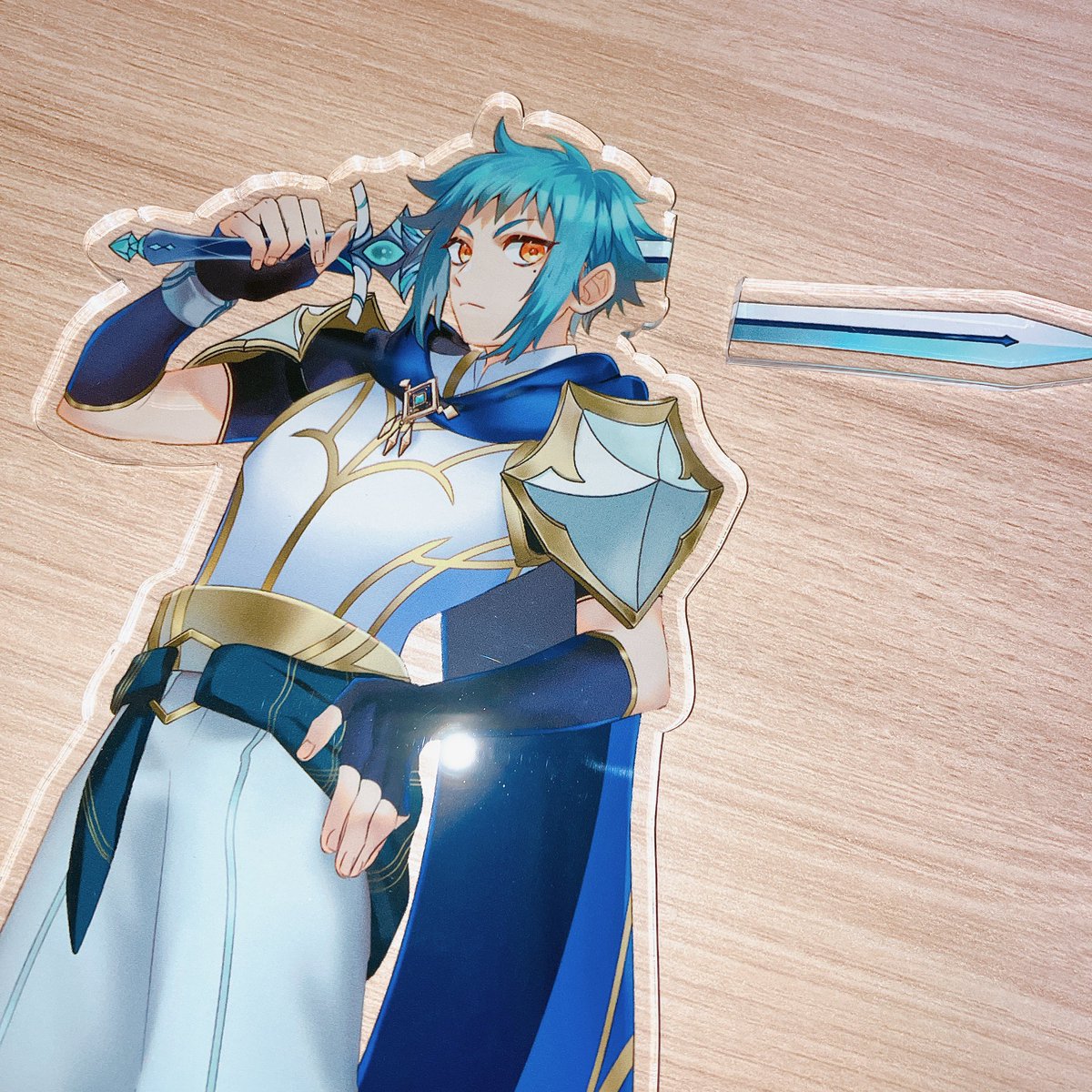 机から落としてオリキャラアクスタを壊してしまい、大泣き