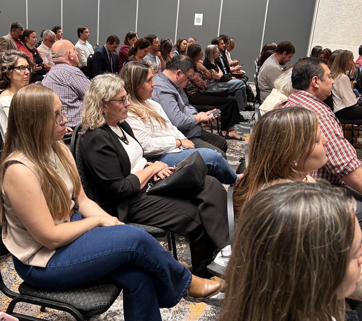 #AHORA | El Presidente junto al Secretario, Consejeros y representantes de la entidad, presentes en el “Congreso Nacional de Educación Agropecuaria” organizado por el Instituto Nacional de Educación Tecnológica.  📡👩🏻‍💻

👥 Durante el mismo, se dialoga sobre “El agro, campo para
