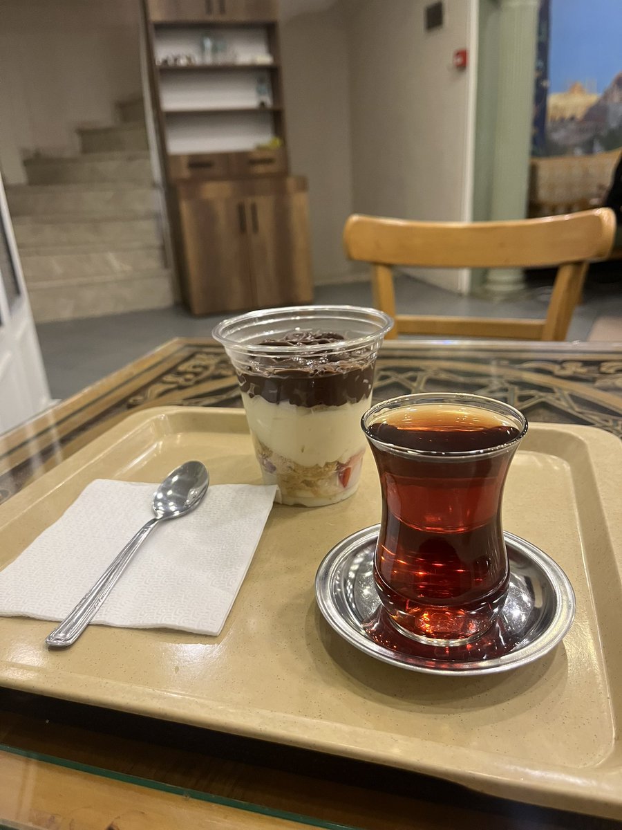 ssenmina's tweet photo. Alabilirsin sandalyeyi kardeşim kimse gelmeyecek. https://t.co/sOWHCFzh9o