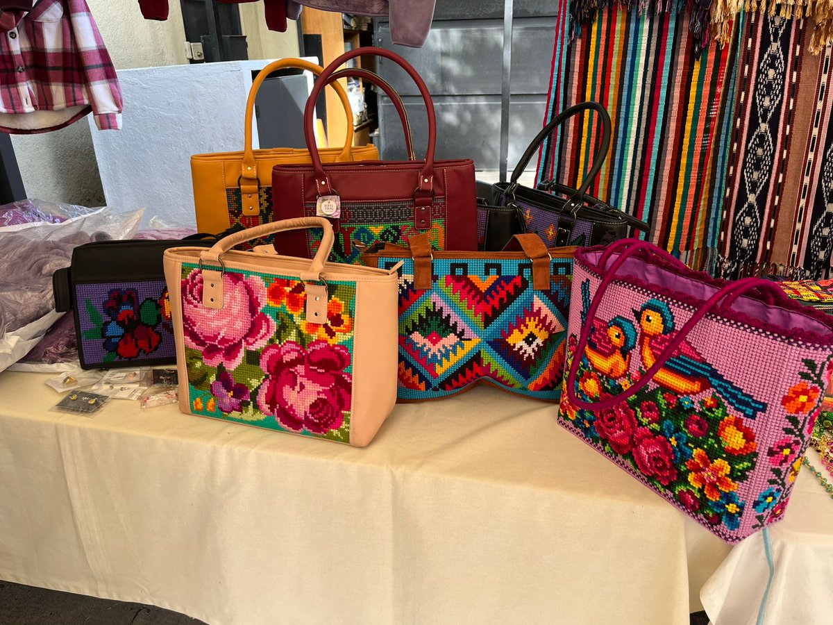 ✨ ¡𝐘𝐚 𝐝𝐢𝐨 𝐢𝐧𝐢𝐜𝐢𝐨 𝐧𝐮𝐞𝐬𝐭𝐫𝐨 𝐁𝐚𝐳𝐚𝐫! 
Te invitamos a venir con toda tu familia y apoyar a mujeres emprendedoras que están presentando con orgullo sus productos.
🧺Aquí podrás encontrar:
𝗖𝗲𝗻𝘁𝗿𝗼𝘀 𝗱𝗲 𝗺𝗲𝘀𝗮, 𝗰𝗵𝗮𝗹𝗶𝗻𝗮𝘀, 𝗰𝗮𝗻𝗮𝘀𝘁𝗮𝘀,