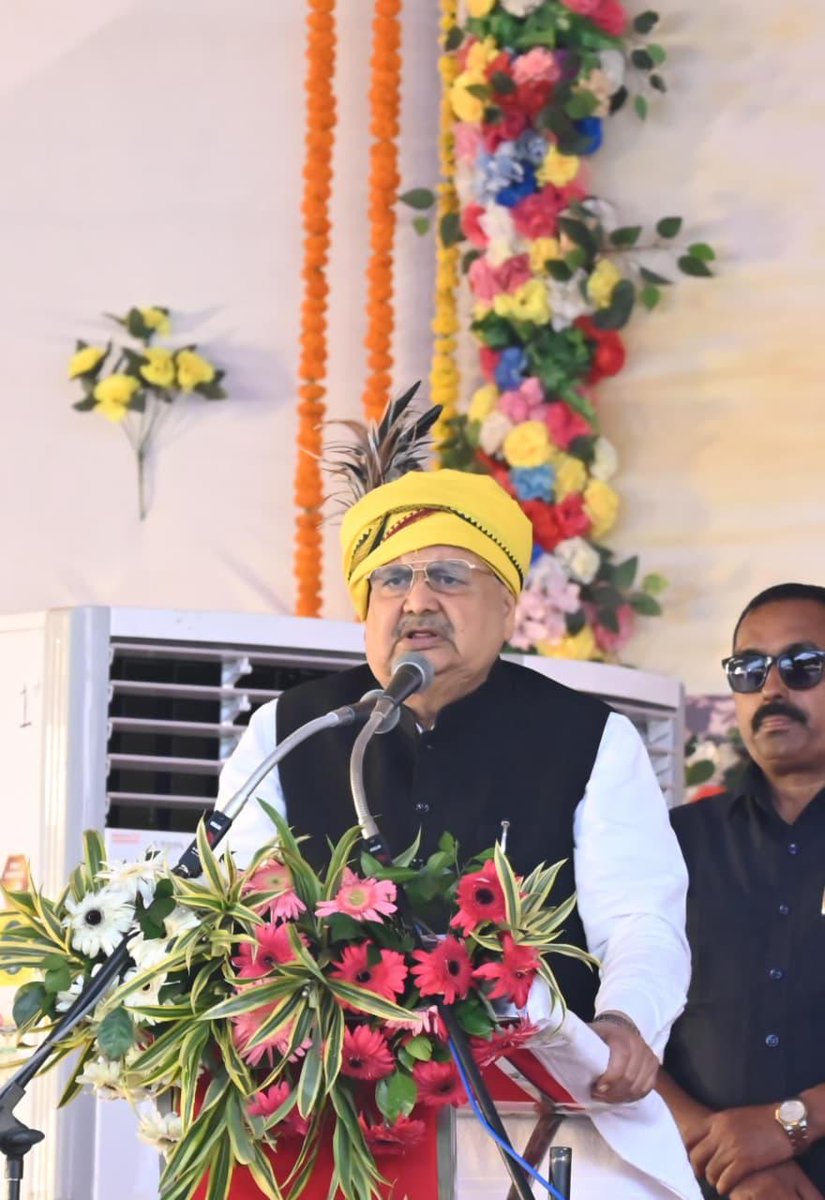 drramansingh's tweet image. आज माननीय मुख्यमंत्री श्री @vishnudsai जी के साथ अंबागढ़ चौकी, मानपुर में आयोजित जनजातीय गौरव सम्मान कार्यक्रम में शामिल होकर आदिवासी समाज की समृद्ध संस्कृति, उनकी परंपराओं और विकास के संकल्प को नमन किया।

इस कार्यक्रम में माननीय मुख्यमंत्री जी द्वारा 475 करोड़ से अधिक लागत के…