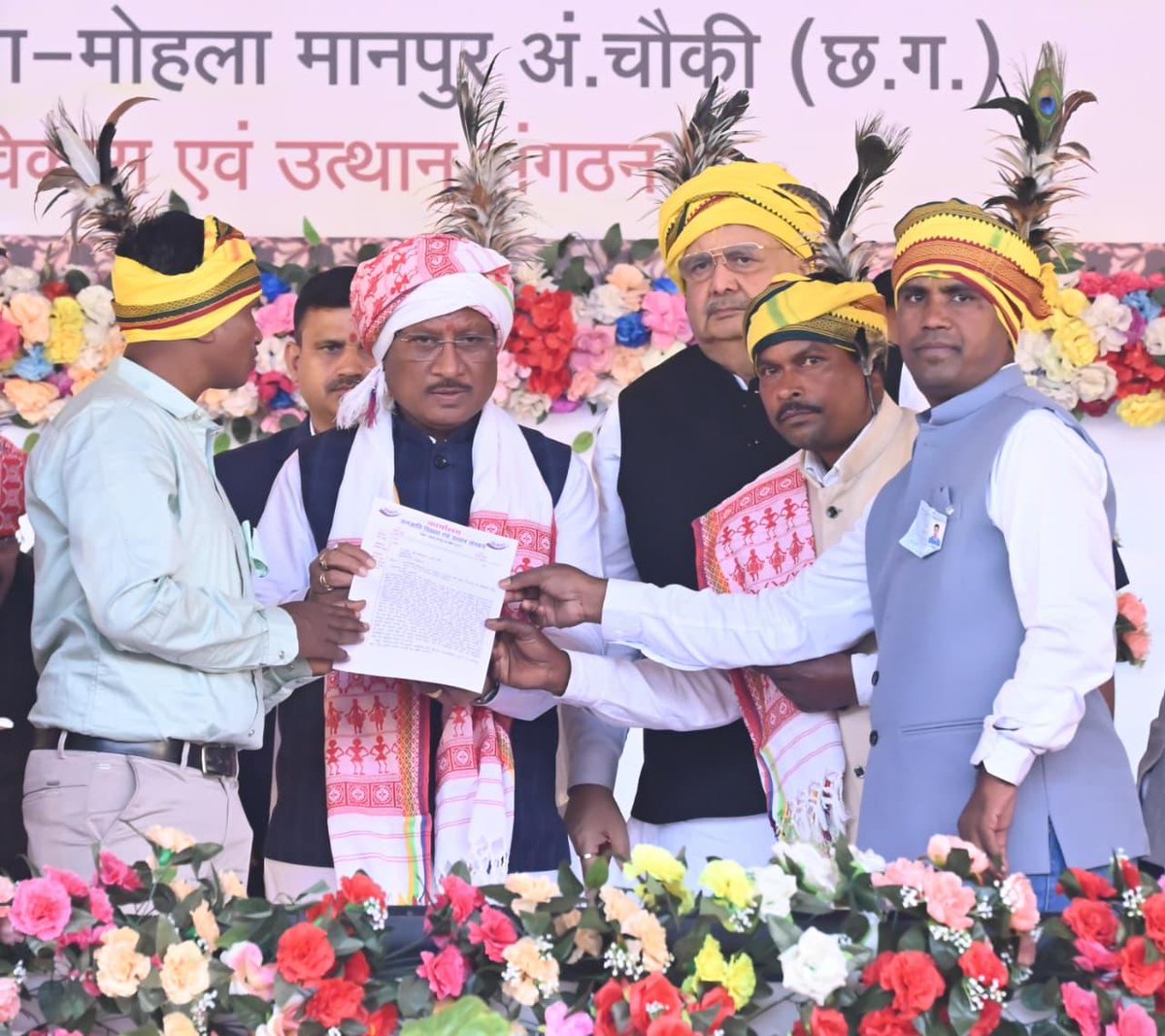 drramansingh's tweet image. आज माननीय मुख्यमंत्री श्री @vishnudsai जी के साथ अंबागढ़ चौकी, मानपुर में आयोजित जनजातीय गौरव सम्मान कार्यक्रम में शामिल होकर आदिवासी समाज की समृद्ध संस्कृति, उनकी परंपराओं और विकास के संकल्प को नमन किया।

इस कार्यक्रम में माननीय मुख्यमंत्री जी द्वारा 475 करोड़ से अधिक लागत के…