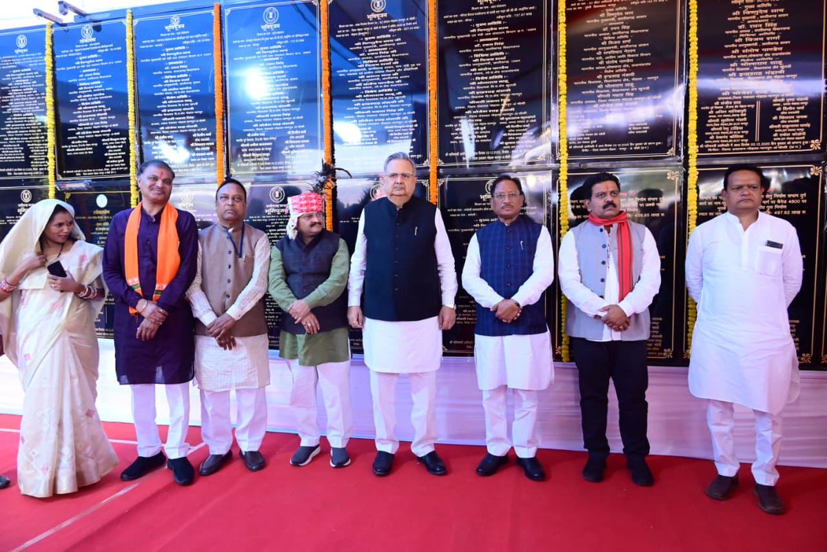 drramansingh's tweet image. आज माननीय मुख्यमंत्री श्री @vishnudsai जी के साथ अंबागढ़ चौकी, मानपुर में आयोजित जनजातीय गौरव सम्मान कार्यक्रम में शामिल होकर आदिवासी समाज की समृद्ध संस्कृति, उनकी परंपराओं और विकास के संकल्प को नमन किया।

इस कार्यक्रम में माननीय मुख्यमंत्री जी द्वारा 475 करोड़ से अधिक लागत के…