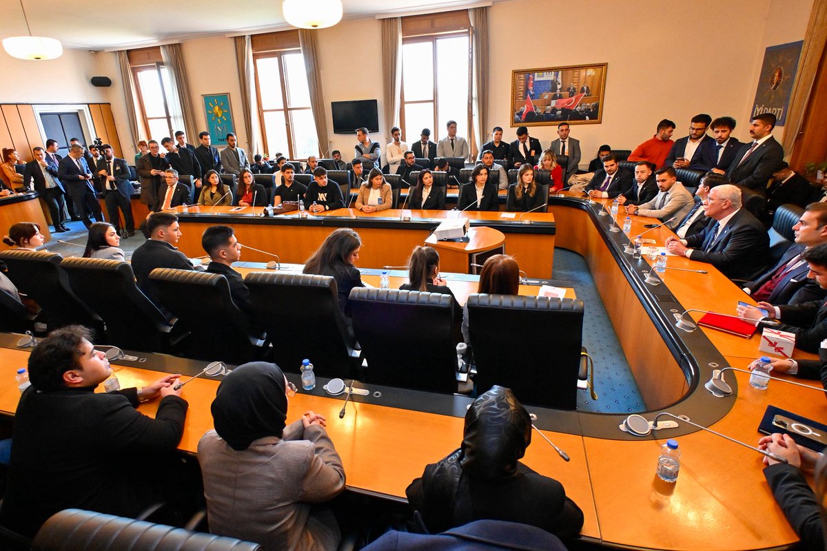 Genel Başkanımız Sayın Müsavat Dervişoğlu <a href="/MDervisogluTR/">Müsavat Dervişoğlu</a>,  

Grup toplantımızın ardından gençlerle bir araya geldi.

Burası gençlerimizin evi, bu ocak onların yuvasıdır.

Sözleri de sesleri de her zaman başımızın tacıdır....