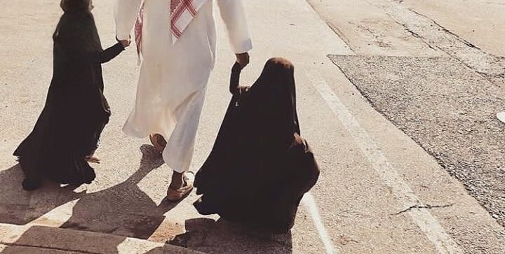 هُنَّ اللواتي في البُيوتِ جَواهِرٌ
وإذا خَرَجنَ إلى الطَّريقِ خِيامُ

بيضٌ نَواعِمُ ما هَــــمَمنَ بِريبَةٍ
كَظِباءِ مَكَّة صَيدُهُنَّ حَـــــرامُ