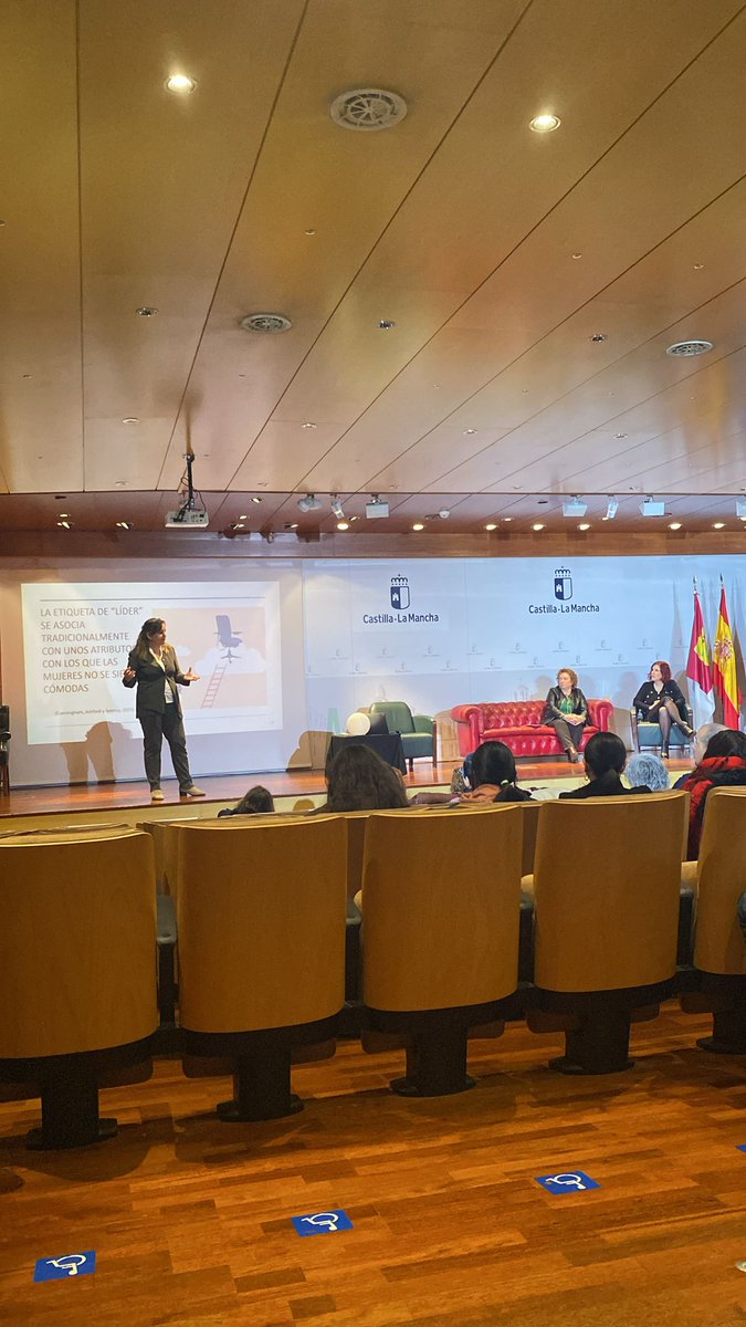 Participo en XII Escuela de Pensamiento Feminista, hablando de cómo el entorno empuja a una redefinición del liderazgo hacia uno humanista, basado en competencias en las q las mujeres destacamos. Promovamos ese cambio en las empresas➡️mejores resultados y bienestar org <a href="/imujerclm/">Instituto Mujer CLM</a>