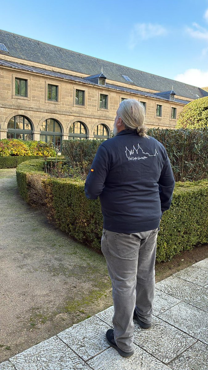 ¿Quieres hacer un regalo de navidad bonito y lleno de nostalgia de el <a href="/RCU_MC/">Real Centro Universitario Escorial María Cristina</a>  - <a href="/OSA_Agustinos/">Agustinos</a> ? Tanto si eres alumno, como profesor, como ex-alumno o simplemente fan de RCU, este es el mejor regalo para hacer a tus seres queridos, una sudadera que ya es top ventas.