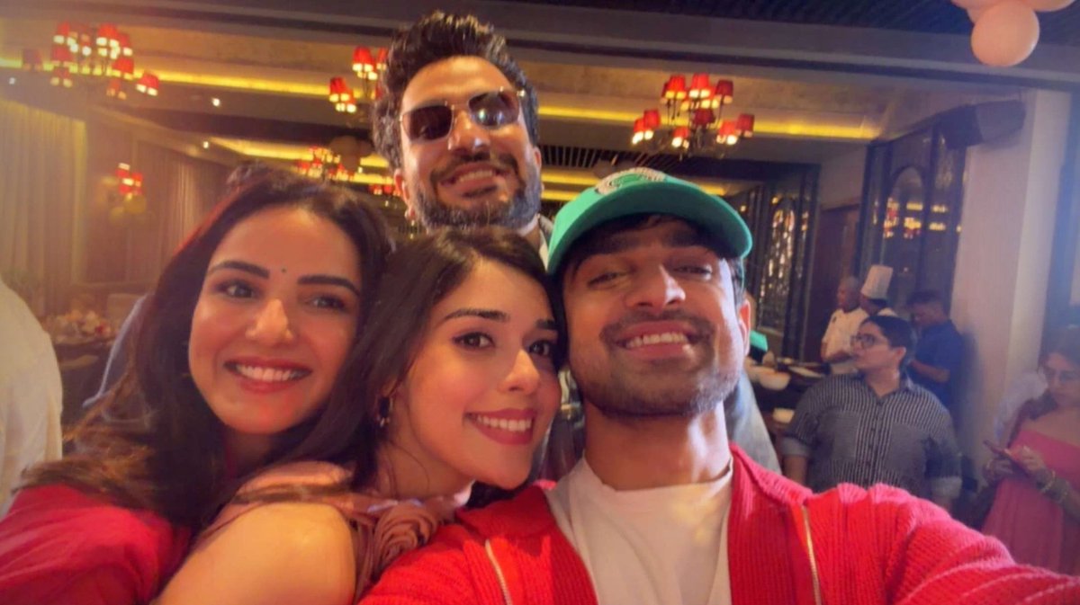 Beautiful frame ♥️
#Abhishekkumar #EishaSingh
#JasminBhasin #AlyGoni #Jasly
#LaughterChefs #LaughterChefs3