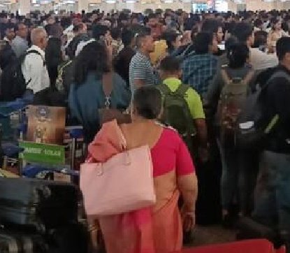 NewsAlgebraIND's tweet image. BIG BREAKING 🚨 IndiGo cancels over 200 flights due to a crew shortage.

Some passengers have been stuck at airports for 7 hours, some for 12 hours 🤯

Thousands of travellers are facing trouble after the sudden cancellation of so many flights.

People are not receiving their…
