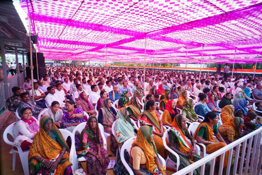 INCGujarat's tweet image. જન આક્રોશ યાત્રા 
પરિવર્તનનો શંખનાદ

આજે બેચરાજી ખાતે કાર્યકારી પ્રમુખ શ્રી @IG_Gohil_ જી અને પૂર્વ ધારાસભ્ય શ્રી @baldevjicthakor  એ જન આક્રોશ સભા ને સંબોધન કર્યું.

#JanAakroshYatra