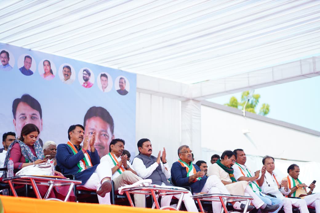 INCGujarat's tweet image. જન આક્રોશ યાત્રા 
પરિવર્તનનો શંખનાદ

આજે બેચરાજી ખાતે કાર્યકારી પ્રમુખ શ્રી @IG_Gohil_ જી અને પૂર્વ ધારાસભ્ય શ્રી @baldevjicthakor  એ જન આક્રોશ સભા ને સંબોધન કર્યું.

#JanAakroshYatra