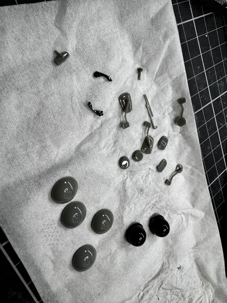 DB_modeler2nd's tweet image. #毎日模型生活2025
12/3
メッキが無事に剥がせたので今日はミラーの処理！
一部真鍮線に変えたらそれっぽくなった！！