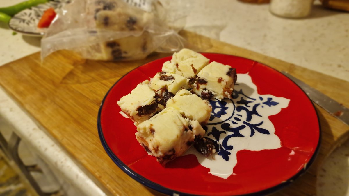 Akım varmış orman meyveli frambuazlı tulum peyniri diye meğer yaban mersinliymiş o. 

Herkes gider yaban mersine ben yine gittim tersine.😵‍💫😫🤓