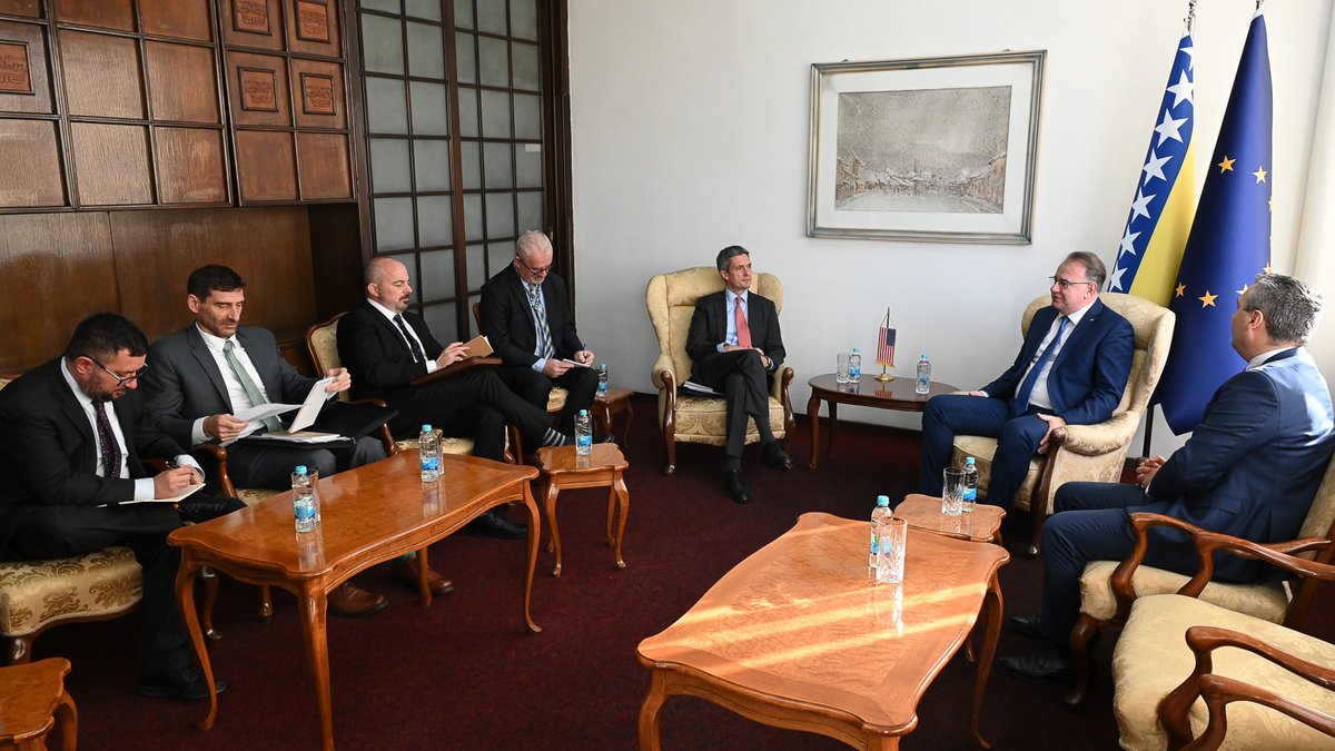 ✅ Premijer <a href="/NiksicN/">Nermin Nikšić</a> sa Markom Flemingom o važnosti ostvarivanja napretka u realizaciji projekta Južne interkonekcije

Više na 🔗 fbihvlada.gov.ba/bs/premijer-ni…

#VladaFederacijeBiH #VladaFBiH #Premijer #SAD <a href="/USEmbassySJJ/">US Embassy Sarajevo</a>  #Projekti #JužnaInterkonekcija #EnergetskaStabilnost #Sigurnost